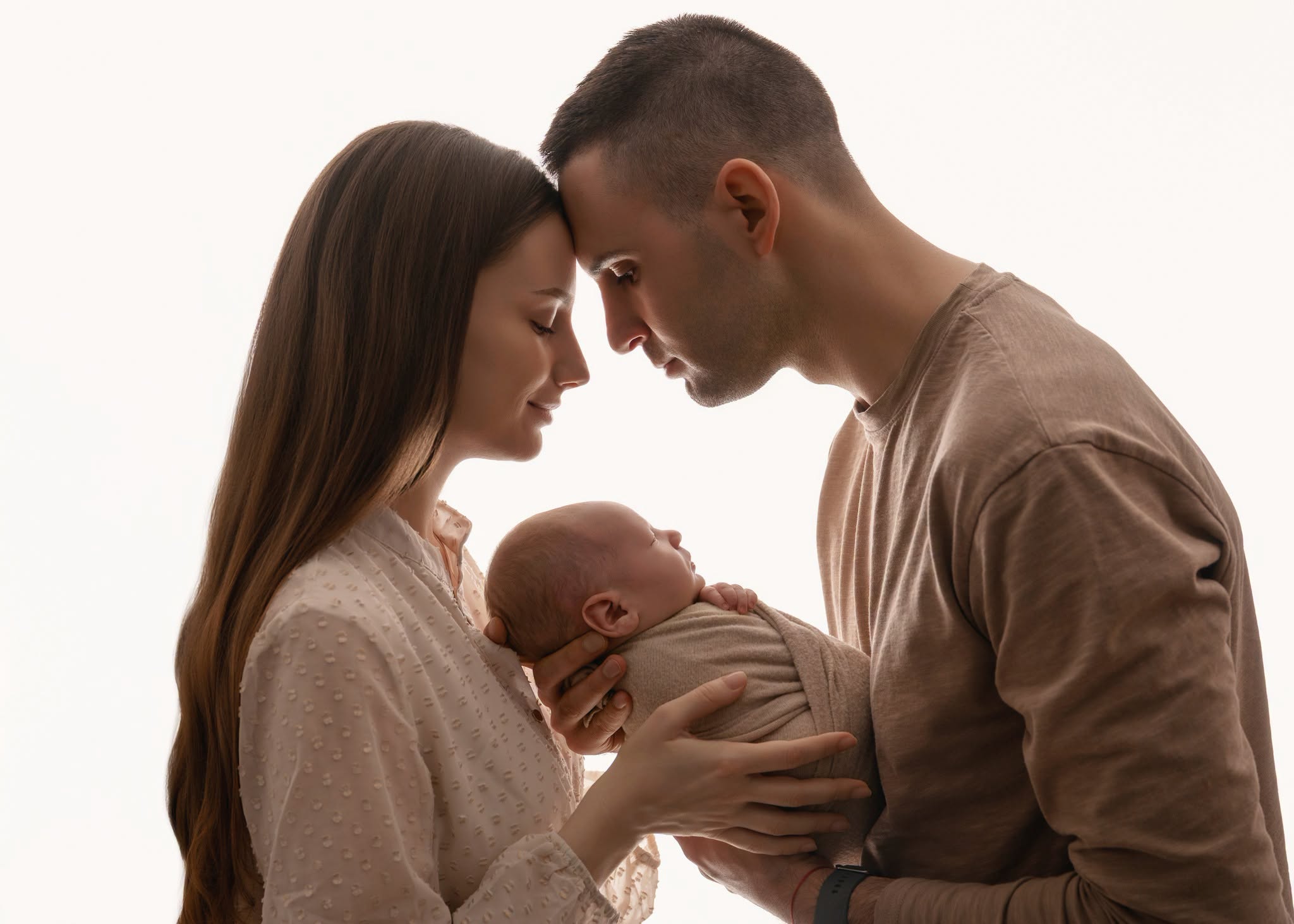 Родители прегръщат новородено бебе